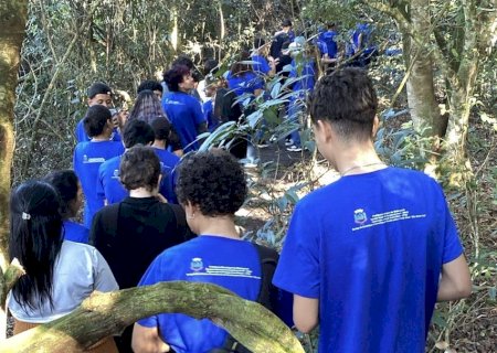 Adolescentes de Batayporã vivenciam aprendizado ambiental em visita a sítio ecológico de Jateí