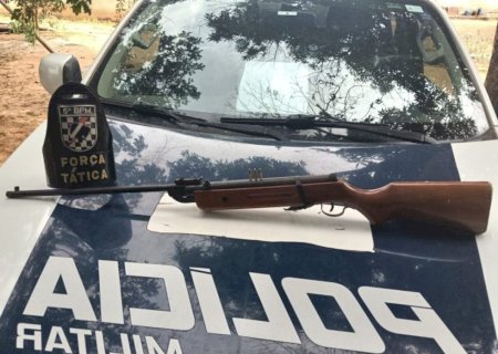 Homem é preso após ameaçar companheira com espingarda em fazenda