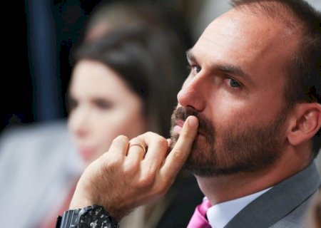 Eduardo tinha poder sobre o orçamento de filme de Bolsonaro, diz 'Intercept'