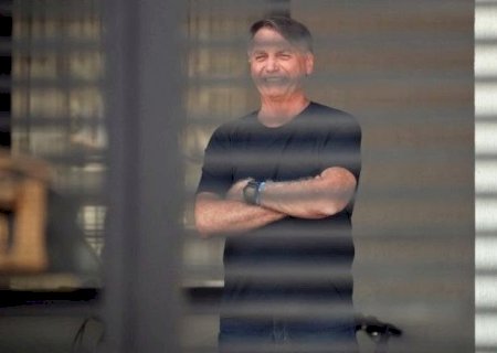 Bolsonaro recebe alta após cirurgia no ombro e retorna à prisão domiciliar