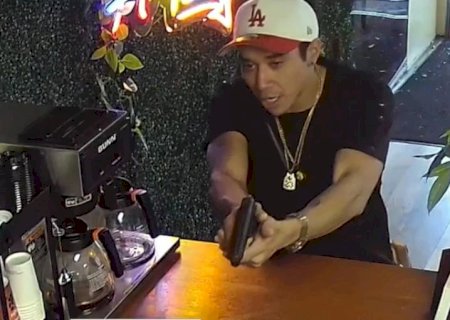 Sob a mira de assaltante, dono de restaurante clama a Deus