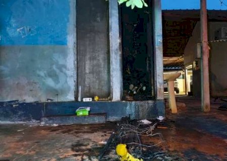 Mulher coloca fogo em banheiro e mata homem que se protegia do frio