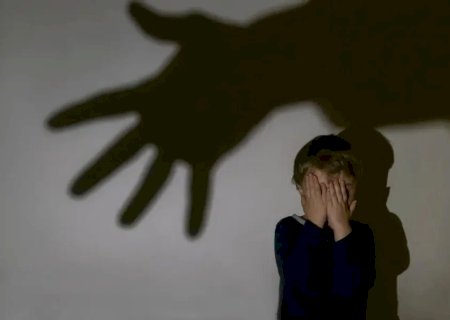 Pai é preso após criança de 4 anos aparecer em creche com hematomas