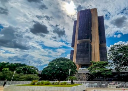 Juros pressionam a dívida mais que gastos públicos, dizem economistas