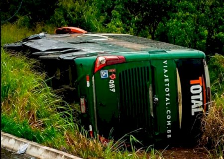 Ônibus com 40 passageiros capota em rodovia de Camapuã e deixa mortos; feridos socorridos