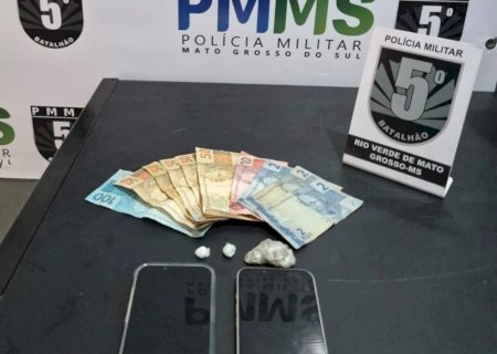 Motocicleta sem placa leva polícia a prender dupla suspeita de tráfico