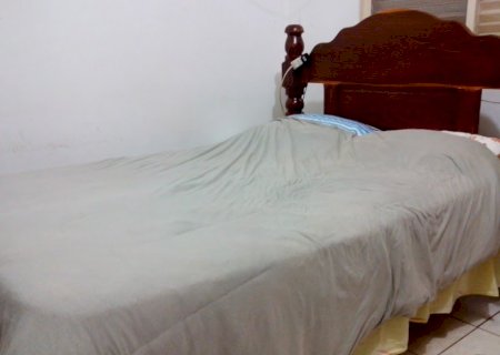 Hora da soneca: Ladrão folgadão se esconde embaixo das cobertas para fugir da polícia