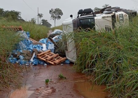 Tombamento de carreta entre Batayporã e Anaurilândia termina em furto de carga