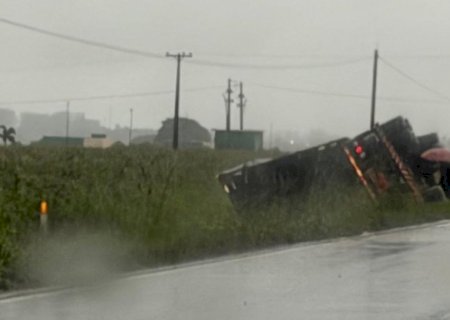 Carreta carregada com agrotóxico tomba na MS-276 próximo à sede da Copasul, em Batayporã