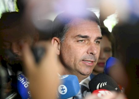 Governistas acionam PGR contra Flávio Bolsonaro após trama com Trump sobre PCC e CV