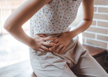 Cólicas menstruais fazem 4 em cada 10 meninas faltarem às aulas no Brasil, diz estudo