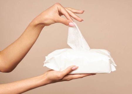 Lenço umedecido é melhor que papel higiênico? Veja o que médicos dizem