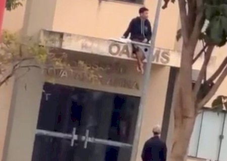 Jovens são flagrados tomando banho em lago e escalando sacada da OAB em Nova Andradina