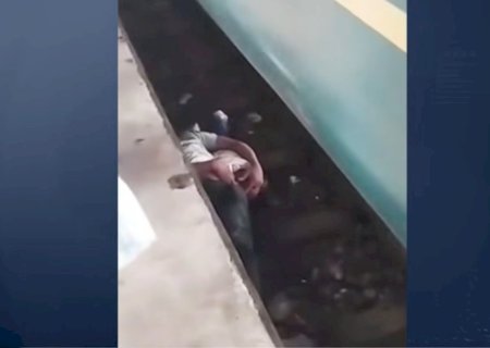 Pai se joga nos trilhos e salva filho segundos antes da passagem de trem em Bangladesh