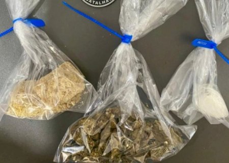 Suspeito foge ao ver viatura e polícia apreende drogas em residência