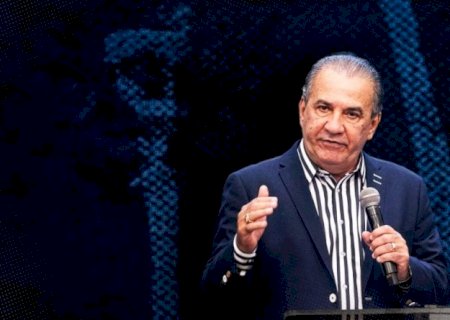 Malafaia acena apoio a candidatura de Flávio Bolsonaro durante culto