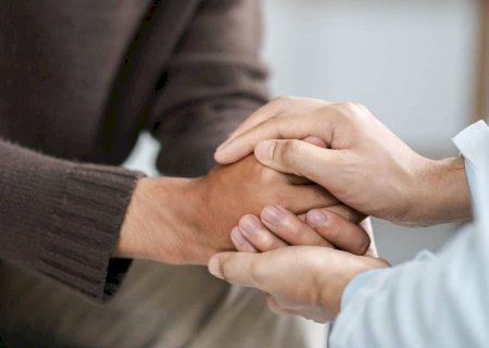 Cristão pode fazer terapia? Por que relação entre fé evangélica e a psicologia é tão polêmica