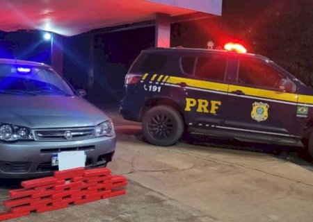 Veículo com registro de furto é recuperado e casal é preso com de maconha