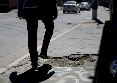 Medo de cair devido à má condição das calçadas atinge 43% dos idosos