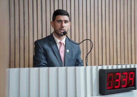 Vereador Diego Ricardy solicita reparo de calçada e melhorias no trânsito próximo à Escola Anízio Teixeira