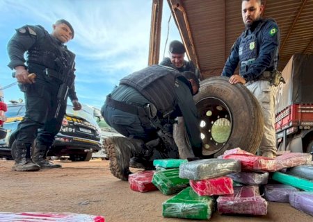 Carreta carregada com soja é apreendida com drogas escondidas nos estepes em Batayporã