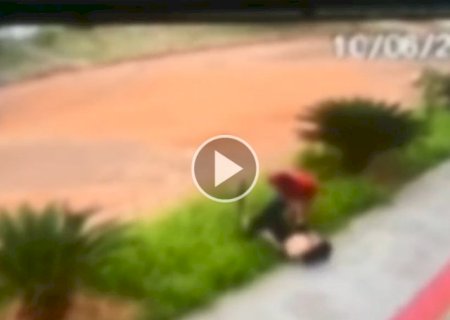 Dupla tenta arrastar mulher para carro em assalto, mas acaba presa