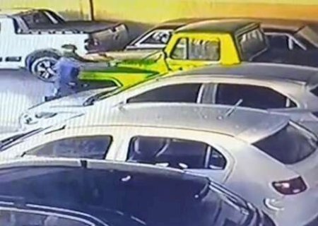 Jovem de 20 anos é executado a tiros em garagem e autor foge de moto
