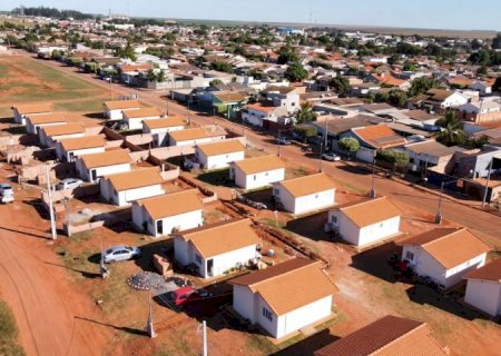 Na região norte de MS, governador celebra aniversário de Sonora e autoriza obras de habitação e asfalto