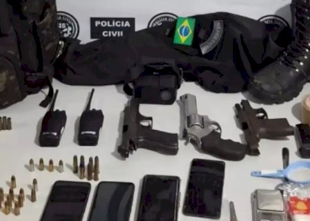 Polícia cumpre mandados, prende foragido e apreende armas