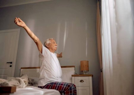Dormir mais de nove horas reduz mobilidade de homens idosos, diz estudo