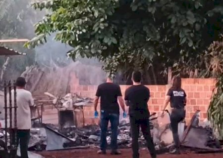 Morador morre carbonizado após casa de madeira pegar fogo em Dourados | G1
