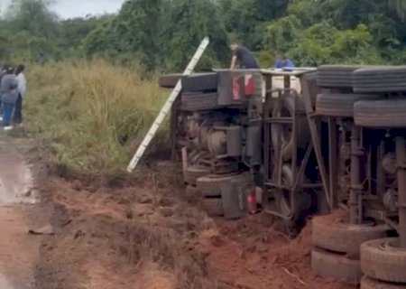 Carreta carregada com soja tomba na MS-480 após motorista tentar desviar de buracos