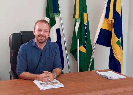 Com 'Wi-Fi' no tornozelo, prefeito volta ao cargo e decreta três dias sem expediente