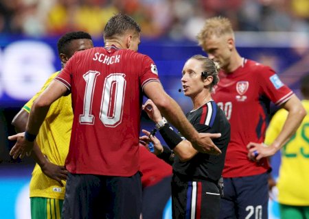 Técnico tcheco reclama de pênalti marcado por primeira árbitra a atuar nesta Copa: 'Lamentável'