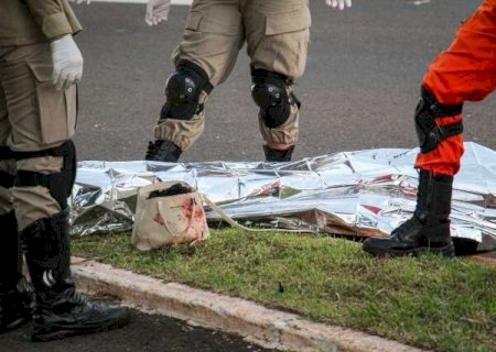 Garçonete morre ao bater motocicleta em poste de iluminação de ciclovia