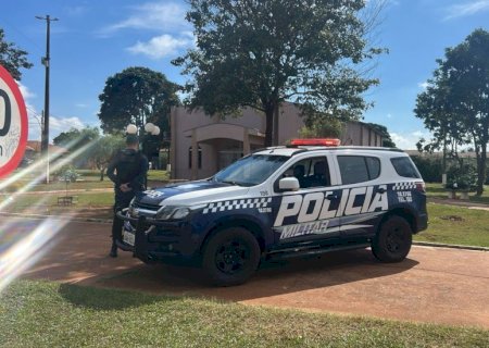 Polícia Militar conduz mulher para delegacia, por violência doméstica