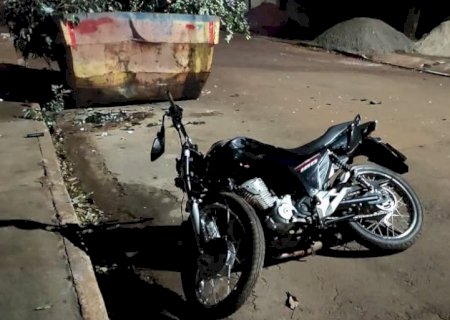 Motociclista morreu após bater moto contra caçamba de entulhos