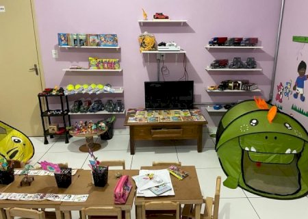 Acolhimento que fica: crianças recebem brinquedos após atendimento na Sala Lilás, em Amambai