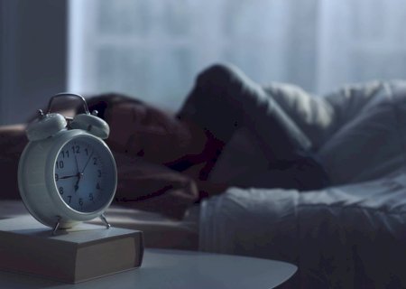 Especialistas explicam por que você baba enquanto dorme e como evitar o problema