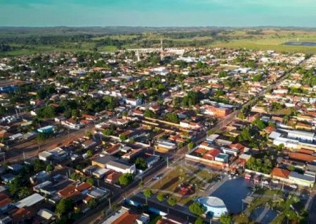 Bebê de 1 ano morre após cair da cama dos pais enquanto brincava em assentamento