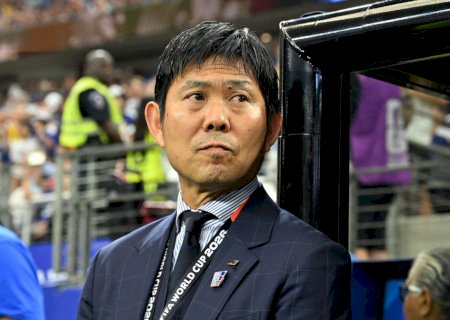 Técnico do Japão chora, improvisa, faz selfie e puxa grito com torcida