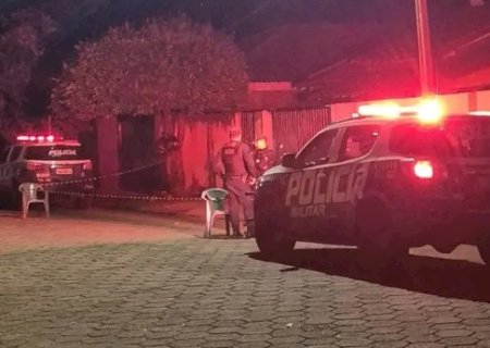 Jovem é assassinado com ao menos quatro tiros em frente de casa