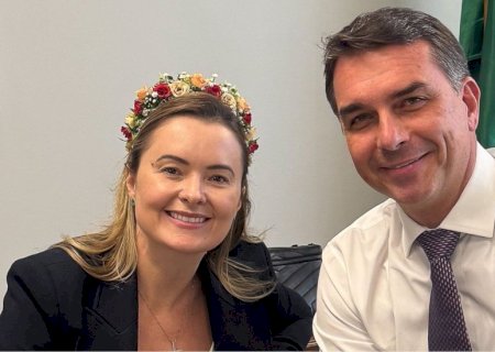 Eduardo fala em Julia Zanatta como possível vice de Flávio Bolsonaro