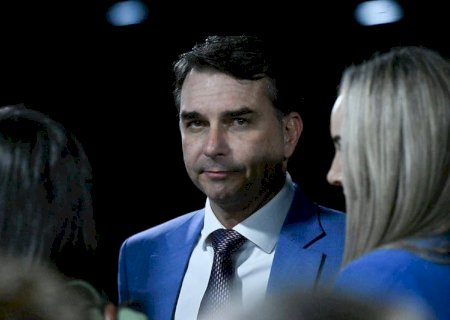 A menos de 100 dias da eleição, Flávio repete principal desafio de Bolsonaro em 2022: conquistar as mulheres