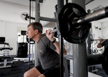 Musculação ajuda a prevenir Alzheimer e melhora independência de pessoas que têm a doença