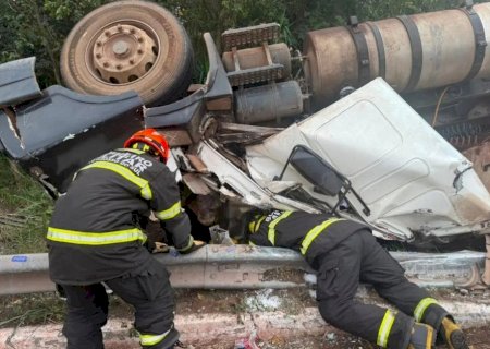 Caminhoneiro tomba carreta carregada com sucata e morre prensado por cabine na BR-262