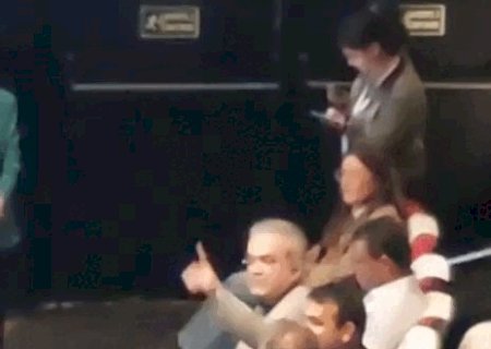 Deputados ficam bravo após bancada ser excluída de mesa de autoridades