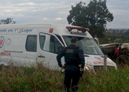 Mãe e filho morrem após carro capotar na MS-080