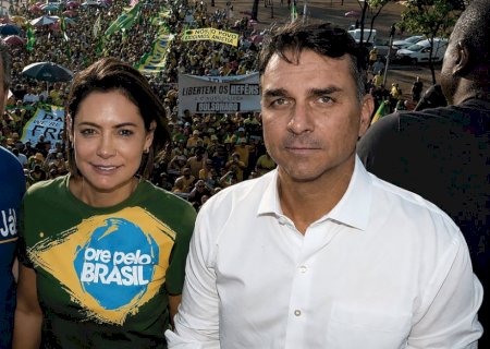'Esperando o tempo que ela achar suficiente', diz Flávio Bolsonaro em meio a crise com Michelle