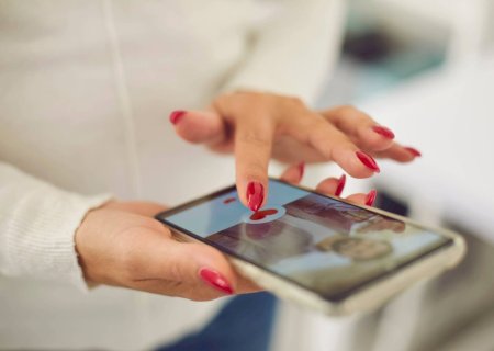 Adeus aos aplicativos? Mulheres voltam ao offline para encontrar parceiros